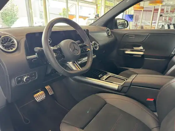 MERCEDES-BENZ EQA 300 4M (9/24)