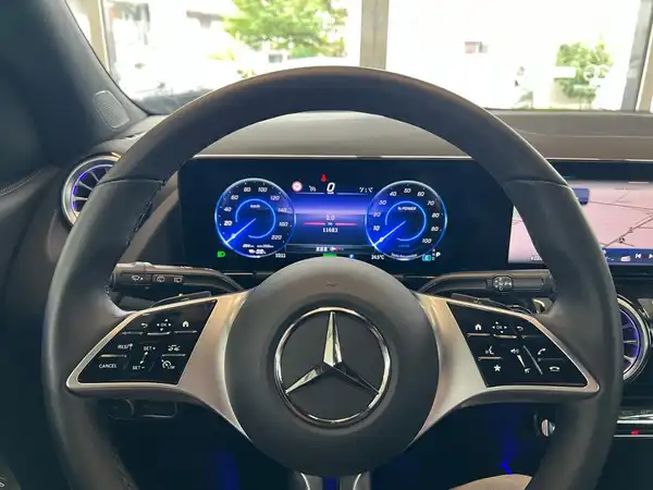 MERCEDES-BENZ EQA 300 4M (20/25)