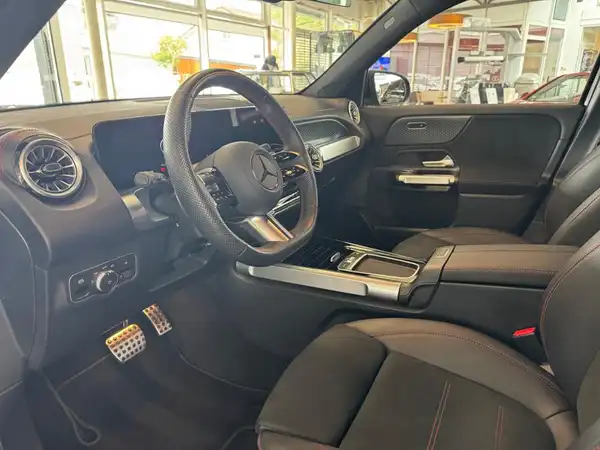 MERCEDES-BENZ EQB 300 4M (9/24)