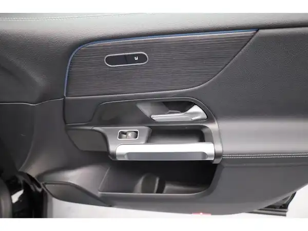 MERCEDES-BENZ EQB 300 4M (16/24)