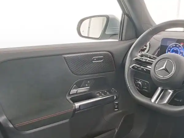MERCEDES-BENZ EQB 300 4M (9/10)