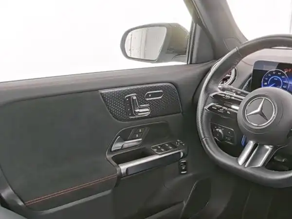 MERCEDES-BENZ EQB 300 4M (8/9)