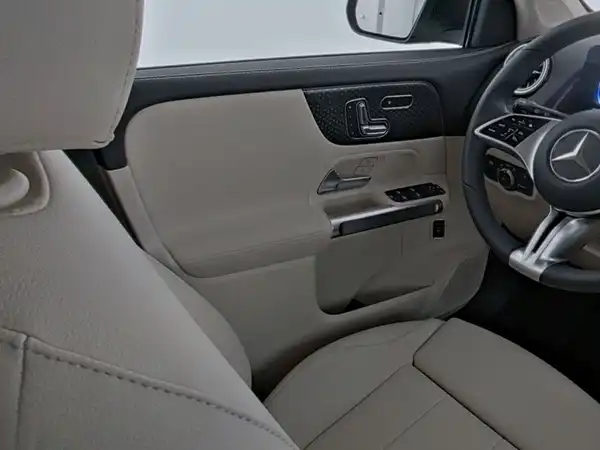 MERCEDES-BENZ EQB 350 4M (10/10)