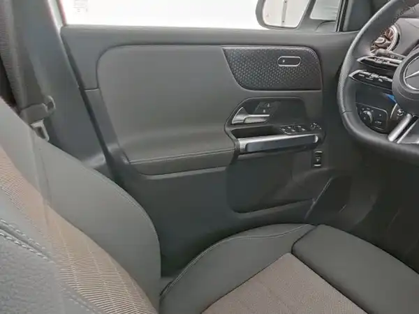 MERCEDES-BENZ EQB 300 4M (10/10)
