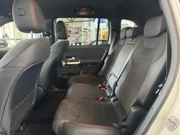 MERCEDES-BENZ EQB 300 4M (11/23)