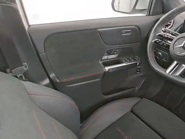 MERCEDES-BENZ EQB 300 4M (9/10)