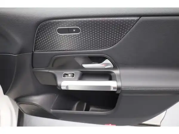 MERCEDES-BENZ EQB 300 4M (18/27)