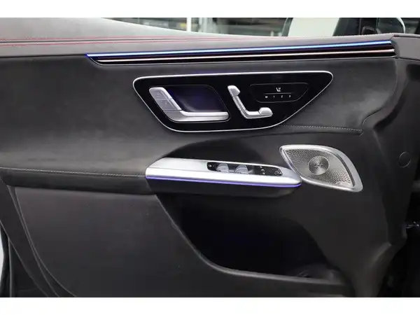 MERCEDES-BENZ EQE 300 SUV (10/27)