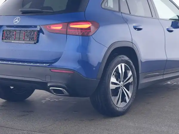 MERCEDES-BENZ GLA 220 4M (10/10)