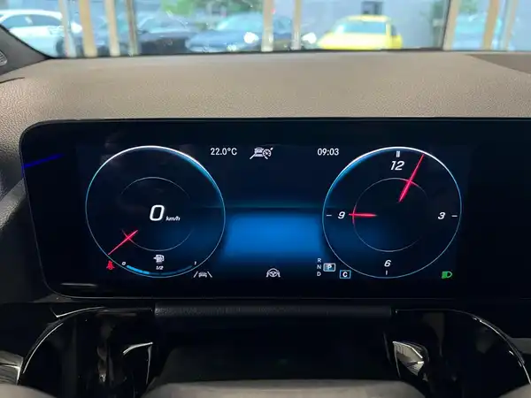 MERCEDES-BENZ GLA 220 d 4MATIC (26/27)