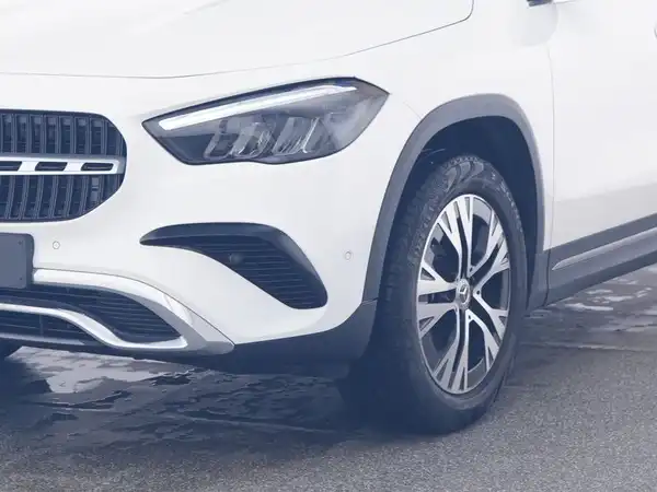 MERCEDES-BENZ GLA 200 (4/10)