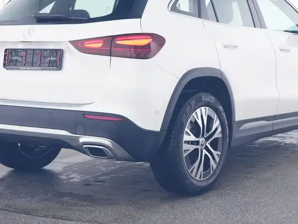 MERCEDES-BENZ GLA 200 (5/10)