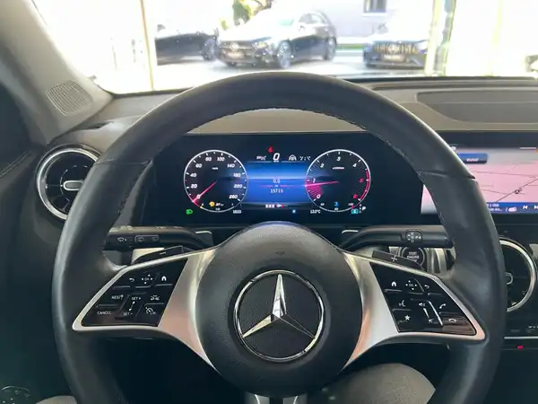 MERCEDES-BENZ GLB 180 d (24/30)