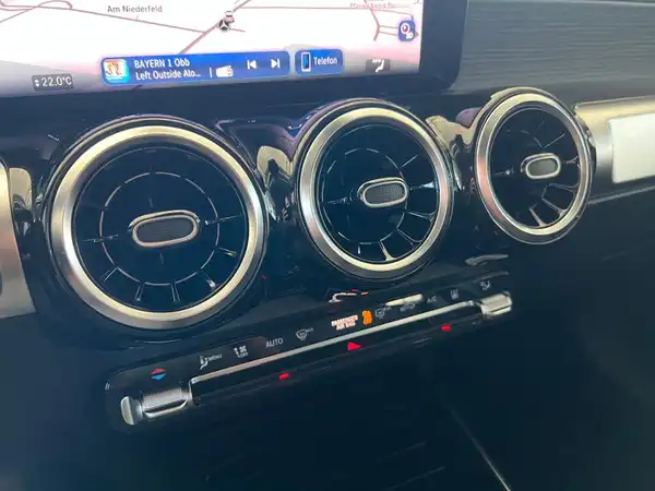 MERCEDES-BENZ GLB 180 d (28/30)