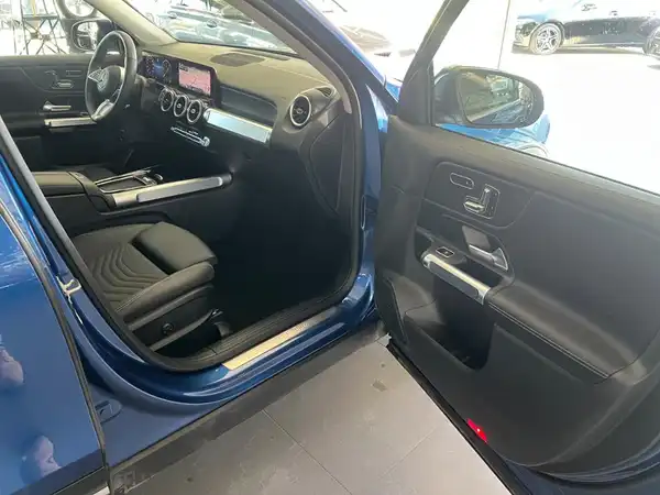 MERCEDES-BENZ GLB 180 d (10/30)