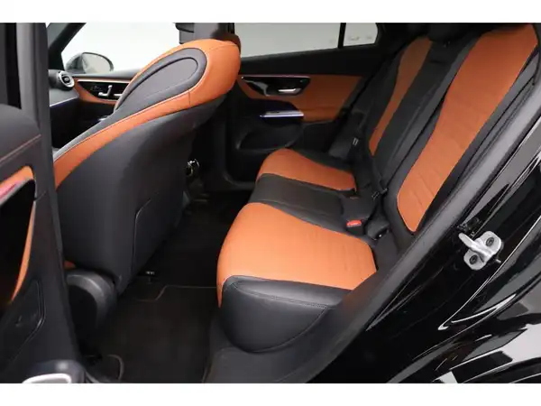 MERCEDES-BENZ GLC 300 e 4M (11/30)