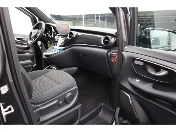 MERCEDES-BENZ V 300d (17/28)