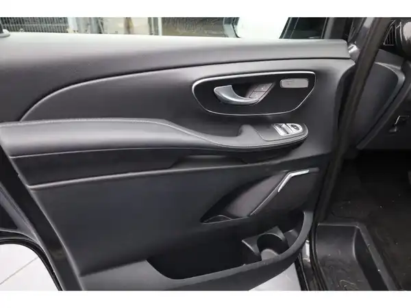 MERCEDES-BENZ V 300d (9/28)