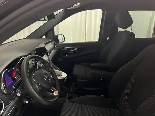 MERCEDES-BENZ V 220 d (8/23)