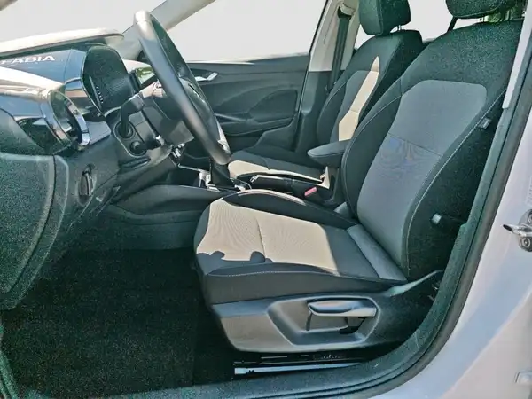 ŠKODA Fabia Selection 1.0 TSI LED Virtual Kamera ACC (8/17)