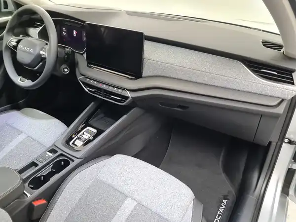 ŠKODA Octavia Combi Tour 2.0 TDI DSG (18/18)