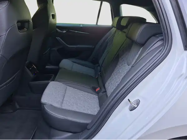 ŠKODA Octavia Combi 2.0 TDI DSG (8/15)