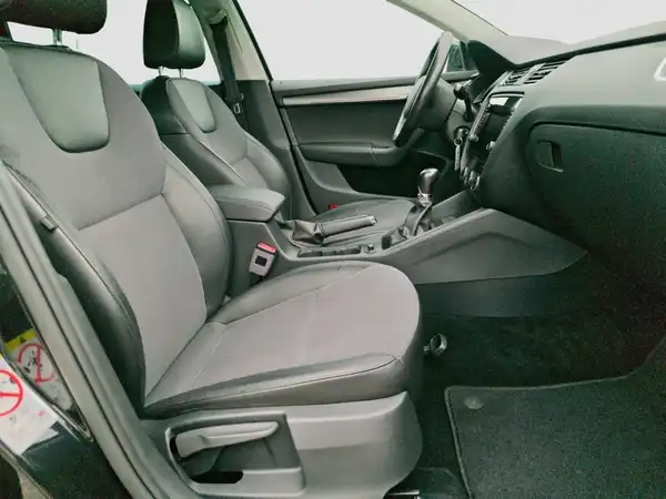 ŠKODA Octavia Combi 1.4 TSI Business AHK Navi LED (14/16)