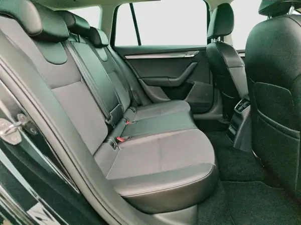 ŠKODA Octavia Combi 1.4 TSI Business AHK Navi LED (15/16)
