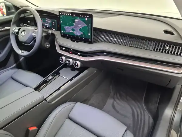 ŠKODA Superb Kombi 1.5 TSI Hybrid L&K (17/17)