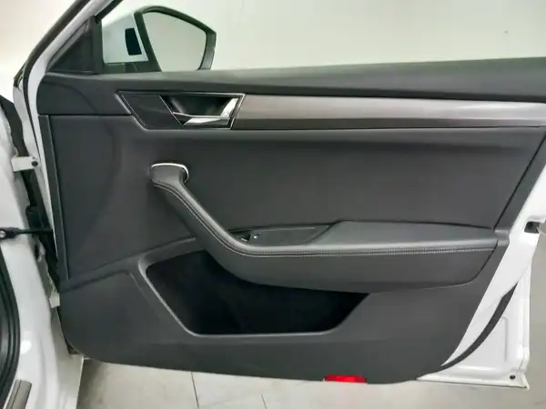 ŠKODA Superb Combi Style 1.4 electric Hybrid virtual ACC Kamera Spur (19/22)