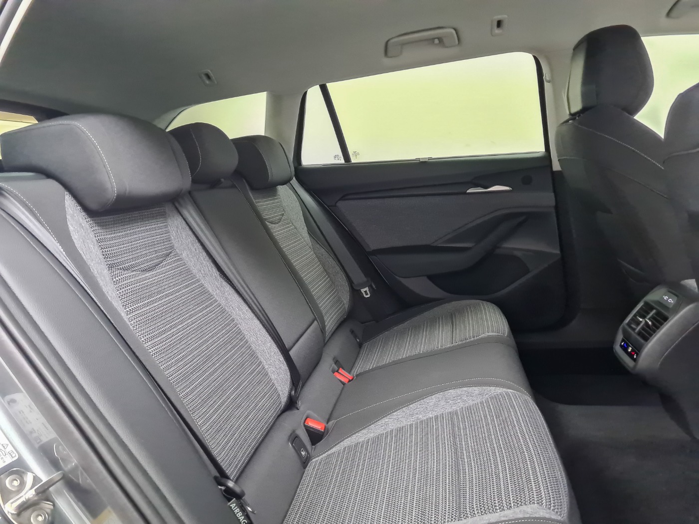 ŠKODA Superb Combi 110kW 1.5 TSI Selection (14/16)