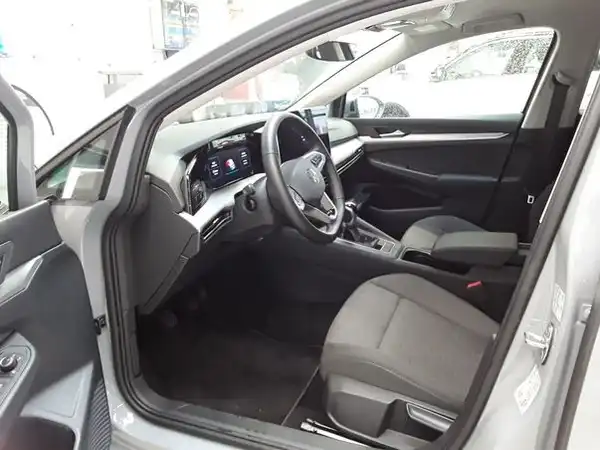 VW Golf VIII Variant Life 2.0 TDI (5/7)