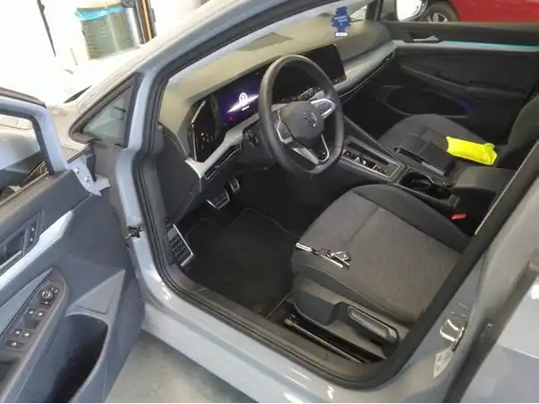 VW Golf VIII 8 MOVE 1.0 eTSI 5JGar Pano ACC StHzg (6/9)
