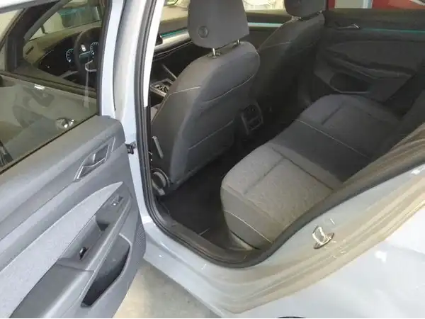 VW Golf VIII 8 MOVE 1.0 eTSI 5JGar Pano ACC StHzg (7/9)