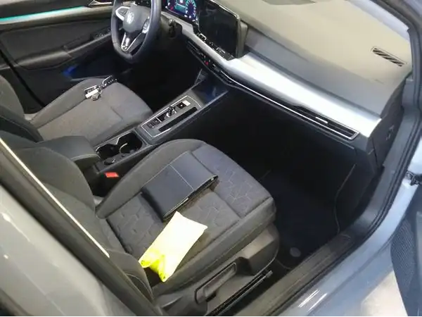 VW Golf VIII 8 MOVE 1.0 eTSI 5JGar Pano ACC StHzg (8/9)