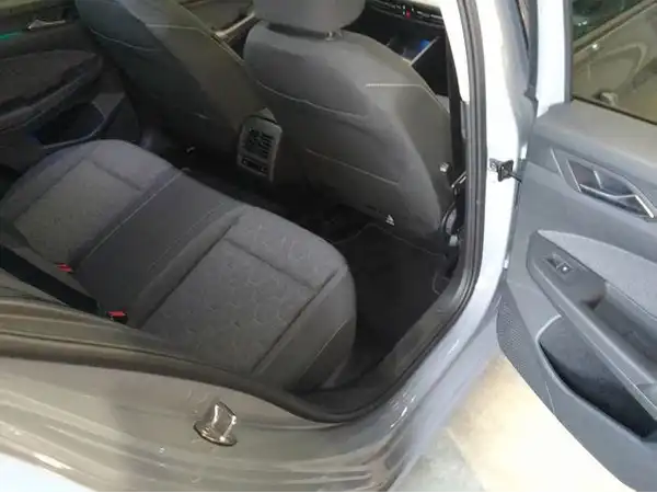 VW Golf VIII 8 MOVE 1.0 eTSI 5JGar Pano ACC StHzg (9/9)