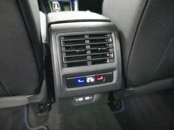 VW Golf VIII Variant R 2.0 TSI 4M AHK IQ.Assist black MATRX ACC (12/21)