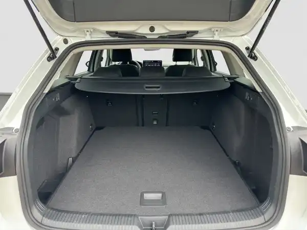 VW Golf VIII Variant 8 LIFE 1.5 eTSI 5JGar StandHzg 4xSHZ AHK (13/16)