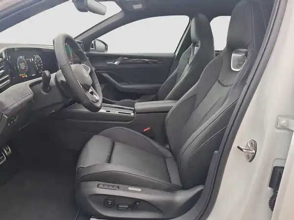 VW Passat R-Line 1.5 eHybrid (8/17)