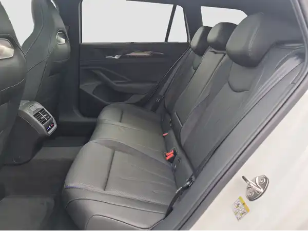 VW Passat R-Line 1.5 eHybrid (9/17)