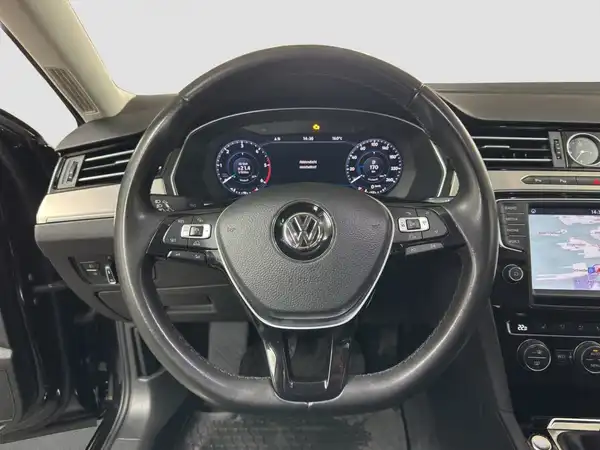 VW Passat Variant 2.0 TDI Business-Premium ACC Pano Navi Kamera (11/17)
