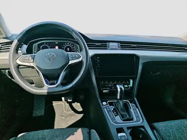 VW Passat Variant GTE 1.4 eHybrid Business Premium virtual DAB (10/17)