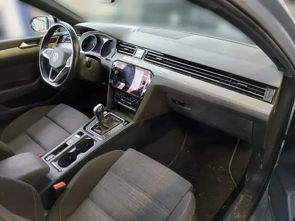 VW Passat Variant 2.0 TDI Business AHK Connect Pano StHzg (4/4)