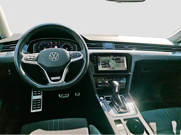 VW Passat Variant 4M Business IQ.Light AHK Digital Pano (10/16)