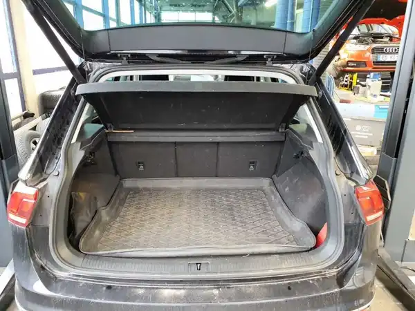 VW Tiguan Elegance 2.0 TDI ergo 230V AHK Navi LM19 (8/8)