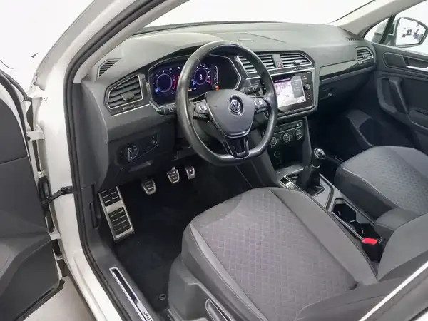 VW Tiguan Comfortline 2.0 TDI AHK App Spur HUD Assist (8/21)