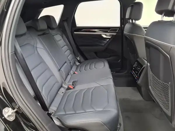 VW Touareg R-Line V6 3.0 TDI (16/18)