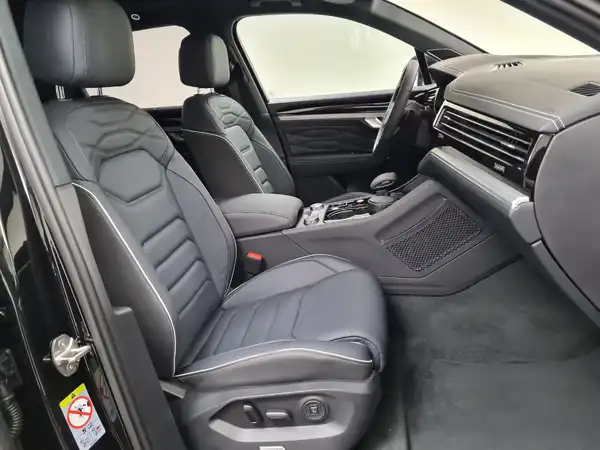 VW Touareg R-Line V6 3.0 TDI (17/18)
