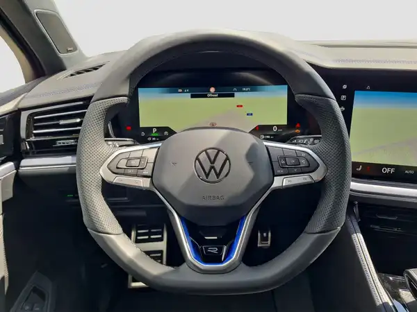 VW Touareg R 3.0 eTSI (11/16)