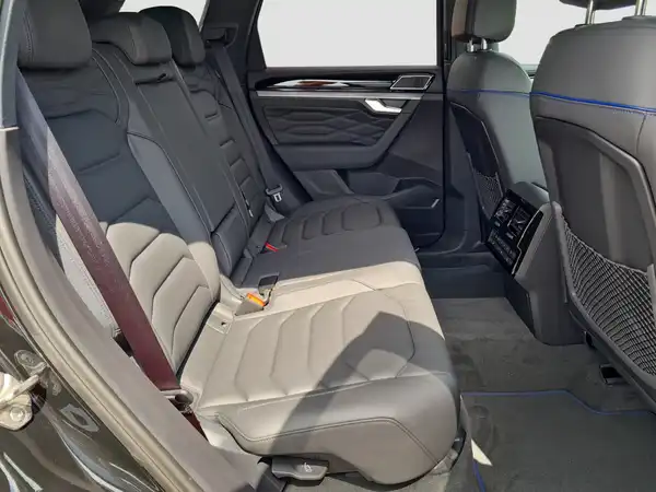 VW Touareg R 3.0 eTSI (15/16)